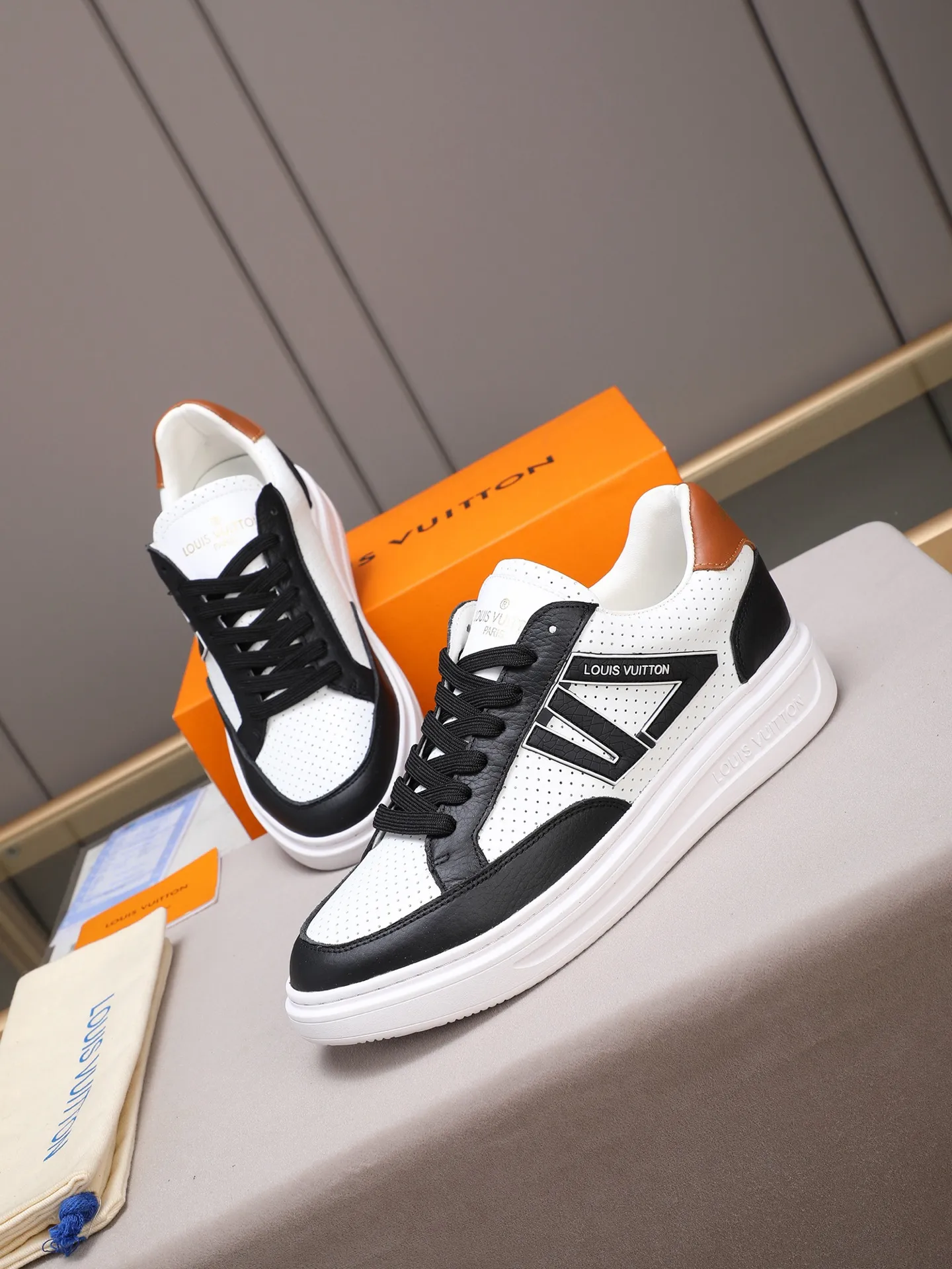 PP420 main model 👍👍👍2025 new LOUIS VUITTON [Luden Yiwei]——LV upper [Lv]🇮🇹Imported first-layer cowhide embossed🇩🇪Inside imported sheepskin lining ➕Non-slip and wear-resistant outsole. Every man's identity is reflected in his elegant and stable upper shoes🚶🏻🚶🏻📯 No matter the wind or rain, the shoe last remains unchanged and can stand the test of time🔍️. ——Code number: 38-44 (45 can be customized)